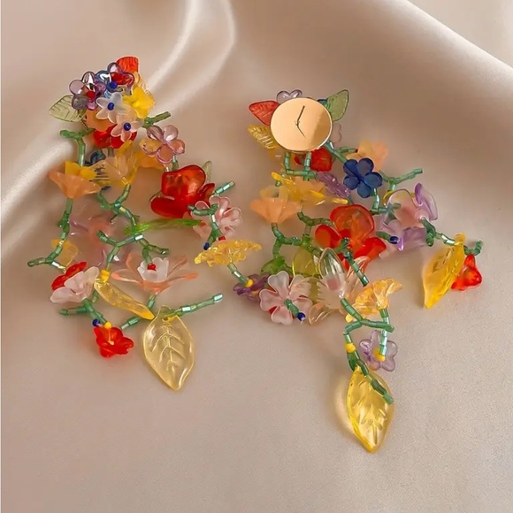 Exaggerated Flower Vine Design Dangle Earrings - Picture 3 of 4